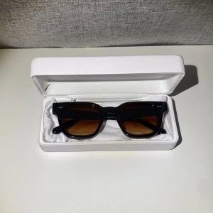 Chimi 04 - Chimi 04 brun i väldigt bra skick. Liten skada i fodralet med glasögon är helt oskadda