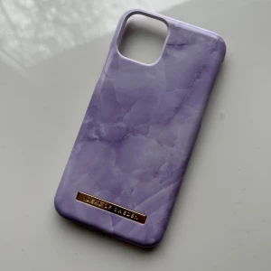 Ideal of Sweden iPhone skal - Superfint skal från ideal of Sweden, passar iPhone 11 Pro/X/XS. Fint skick förutom en liten spricka vid kanten men det går ändå att använda och märks inte. Säljs pga ny mobil, säljer flera skal. 