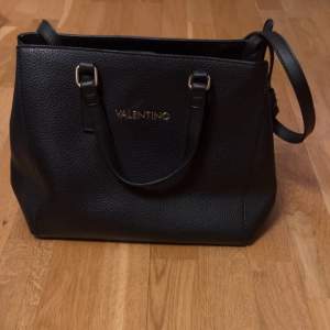 Valentino handväska   Äkta, köpt för 1000 kr, vill bara bli av med den pga rensning 