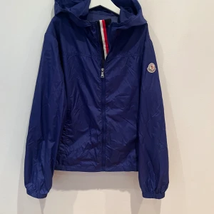 Moncler jacka - Säljer denna moncler jacka då den är för liten för mig storleken är 14år/164cm den är såklart äkta färgen är typ kobultblå 