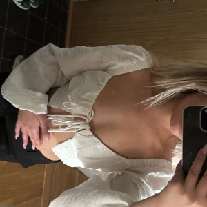 Söt topp  - Säljer denna söta topp från Gina Tricot🩷perfekta toppen nu till sommaren! I fint skick!