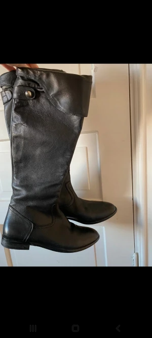 Svarta skinnstövlar - Snygga skinnstövlar av bra kvalite. Oanvända då de inte passade, köpta på vinted.