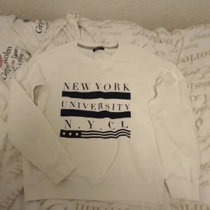 Sweatshirt  - Säljer min sweatshirt från ginatricot då den aldrig används. Den är i mycket bra skick förutom att den har någon enstak fläck men det är inget som märks och det går säkert bort med medel! Strl L men jag tycker den är som M. Säljer för 50kr!