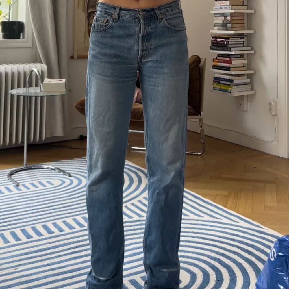 Så fina Levis jeans, lågmidjade, köpta i en vintage butik för 600kr. Passar storlek S-XS. Jeans & Byxor.