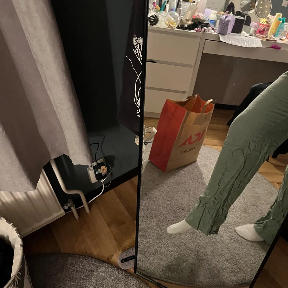 Gröna högmidjade kostymbyxor. Använda fåtal gånger. I storlek 38 från Lindex. Säljes för att de aldrig används. (Skrynkliga på bild för att de legat i garderoben ett tag men lätta att strykas). Farkut & Housut.