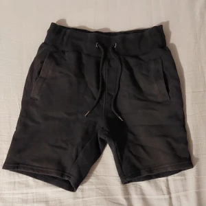 Pier One shorts - Pier One shorts  Färg: Svart Storlek: XS  Använt ett par gånger men är fortfarande i bra skick. Det är ett par sköna mjukisshorts som passar perfekt till sommaren. Anledning till att jag ska sälja dom är att de är för små. Ska stryka shortsen även.