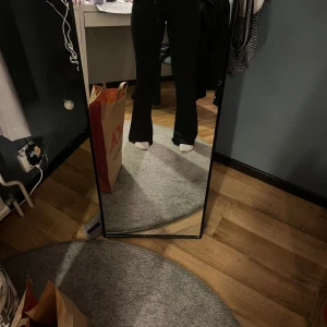 Svarta utsvängda byxor - Svarta utsvängda byxor ifrån lager 157. Använda fåtal gånger. Säljes pågrund av att de inte använts på över 2 år. Storlek S.