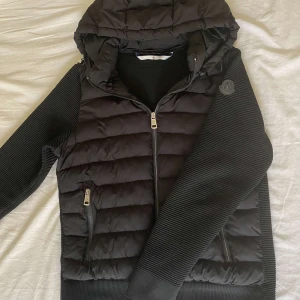 Moncler cardigan - Finns täcken på att den är använd men helhetsintrycket är väldigt bra, avtagbar luva, passar bra för våren och sommaren. Skriv för mer bilder och info Storlek s men passar även m. Priset går att diskutera vid intresse 