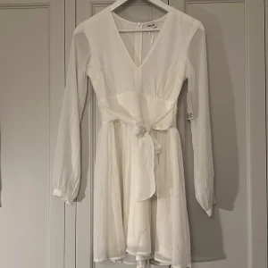 Studentklänning  - ✨Studentklänning, aldrig använt! Hör av er om ni undrar något! :) ✨