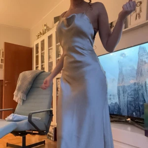 Balklänning  - Slutsåld och parfekt inför balen! Säljer en jättefin oanvänd satinklänning från zara! Skulle uppskatta att den är s i storlek men det står xs! Den är även öppen i ryggen (skriv för bild)   Finns en liten defekt ( stör inte mig alls ) skriv för bild! 