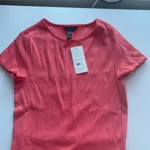 En rosa ribbad T-shirt 
