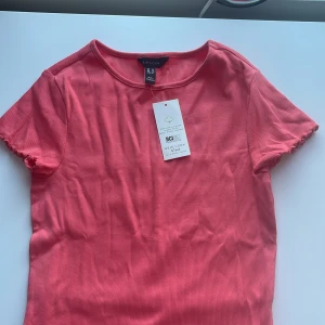T shirt - En rosa ribbad T-shirt 
