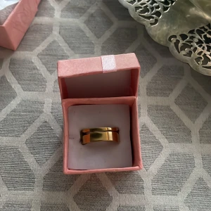 Olympia Ring - Justerbar ring i rostfritt stål ifrån Olympia Rings. Aldrig använd då jag inte fastnade för den riktigt 🩷 Nypris 90kr