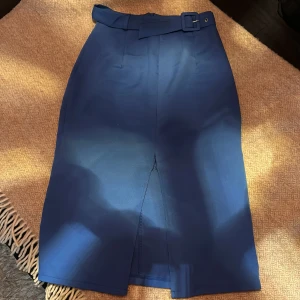 Blå Midikjol från Boohoo i fint skick stl XS - Blå Midikjol från Boohoo i fint skick stl XS