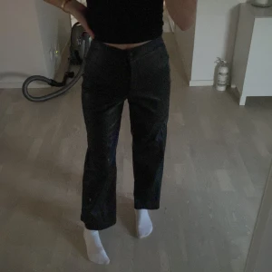 Skinnbyxor - Fina knappt använda skinnbyxor Ifrån Indiska, storlek xs