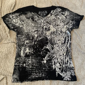 Affliction type t-shirt - snygg t-shirt köpt här på plick, använd 2 gånger, jättebra skick.  Skriv för bilder på.