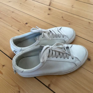Givenchy skor, vita bra skick - Vita givenchy skor som är i bra skick och har inga fläckar eller skrapor. Vita och passar till allt . Sköna och är gjorda i riktigt läder. I storlek 37