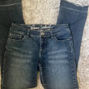 Säljer dessa super low Rise vintage bootcut jeans, skulle säga att de passar någon som är 160-170 cm, passar mig som har 25-27 i midjan. De är storlek 34! super bra skick o har inga defekter 💕 skriv om ni undrar något!!