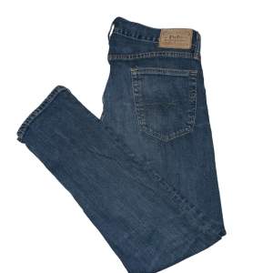 Jeans använda 1 gång från Ralph Lauren, modellen är sullivan slim och är liknande Replay Anbass jeans i passform. 