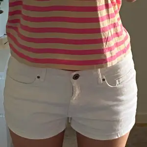 Lågmidjade vita jeansshorts i storlek S|XS. 🤍🤍