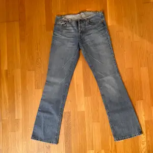 Säljer dessa ascoola jeans med ”trasig” linning som är gamla från HM💕 Jeansen är lågmidjade och bootcut i modellen! De har storlek S men passar XS/S! Skriv gärna för fler bilder eller mått☺️