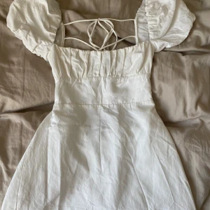 Zara klänning - Vit klänning ifrån Zara. Stl L men liten i storleken, mer som en S/M. Använd ett fåtal gånger. Fint skick