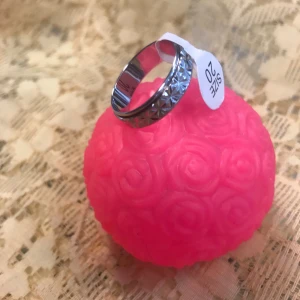 Anti -Stress Ring  - Konvex Design på ringen kan snurras för att motverka stress och oro  Finns stlk 17,18,19,20 och 21 kvar  Helt ny  Samma frakt 