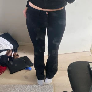 Lågmidjade jeans - Lågmidjade jeans från HM barnavdelning. Stlk 172cm