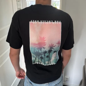 Svart t-shirt - Super snygg svart t-shirt ifrån hm, köptes förra året. Använd 2-3 gånger