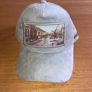 Grisch garavelli keps - Fet keps som är justerbar och använd jätte lite ifrån märket garavelli. Köpte en New Era keps ungefär samtidigt som den här så den har mest legat i en låda pga jag använt New Era kepsen mer. Jätte snygg till sommaren och säljer till bra pris.