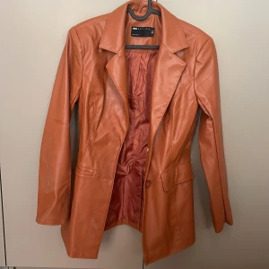 Skinnkavaj - Lätt figursydd kavaj i fejkläder. Knappt aldrig använd och i super skick! 