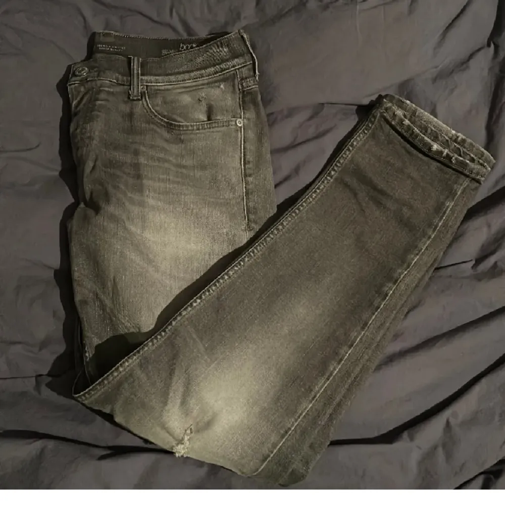 Såljer ett par Care Label Italy jeans. Strl 32 och passar mig perfekt som är 185 cm.  Köpta för 2500 nypris. Säljes för 1400. Skick 9/10 som nya.  För fler frågor eller bilder svarar jag i dm.. Jeans & Byxor.