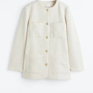 Boucle jacka  - Boucle jacka från H&M. Oanvänd. Färgen är creme. Passar både xs och s. 