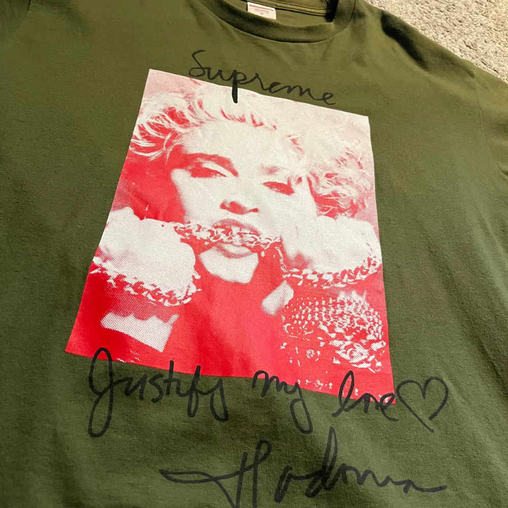Supreme Madonna Skick: 9/10, knappt använd, inga fläckar eller crackings Storlek: M, tts En limiterad upplaga 2020  Hmu med frågor. T-shirts.