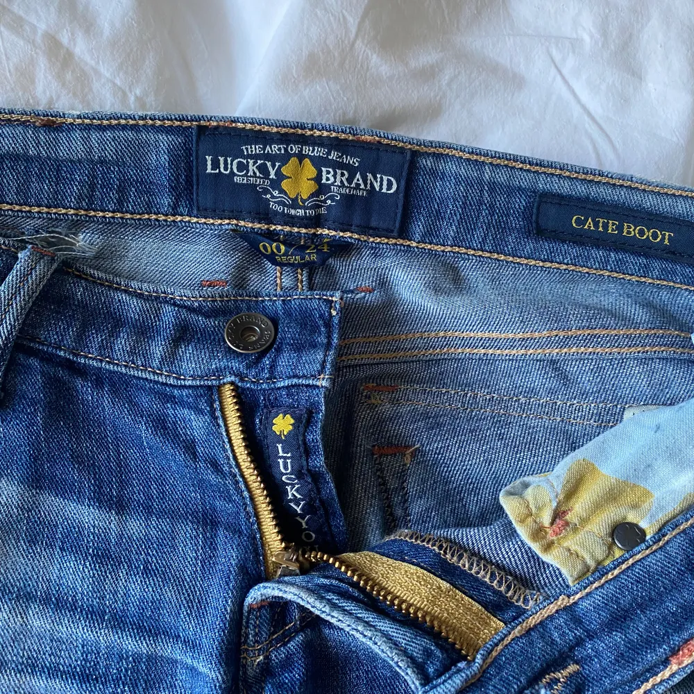 Skitsnygga lucky brand jeans med slitningar! 💞 dom är lågmidjade och utsvänga, passar xs (lägger upp två annonser för att få med alla bilder) 💞 skriv privat för fler bilder eller frågor!. Jeans & Byxor.
