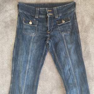 Assnygga lowaist,bootcut jeans i nyskick storlek 146🥰❤️