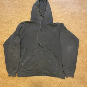 Kaotiko hoodie - Storlek S men är oversized i grå färg. Bra skick färgen har börjat fadea lite.