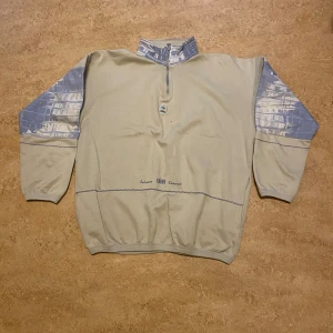 Vintage Libero tröja M  - Bra skick, har själv inte använt så mycket. Finns inge lapp med storlek men sitter som en oversized M.