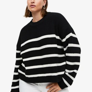 Randig stickad tröja - Superfin och som ny