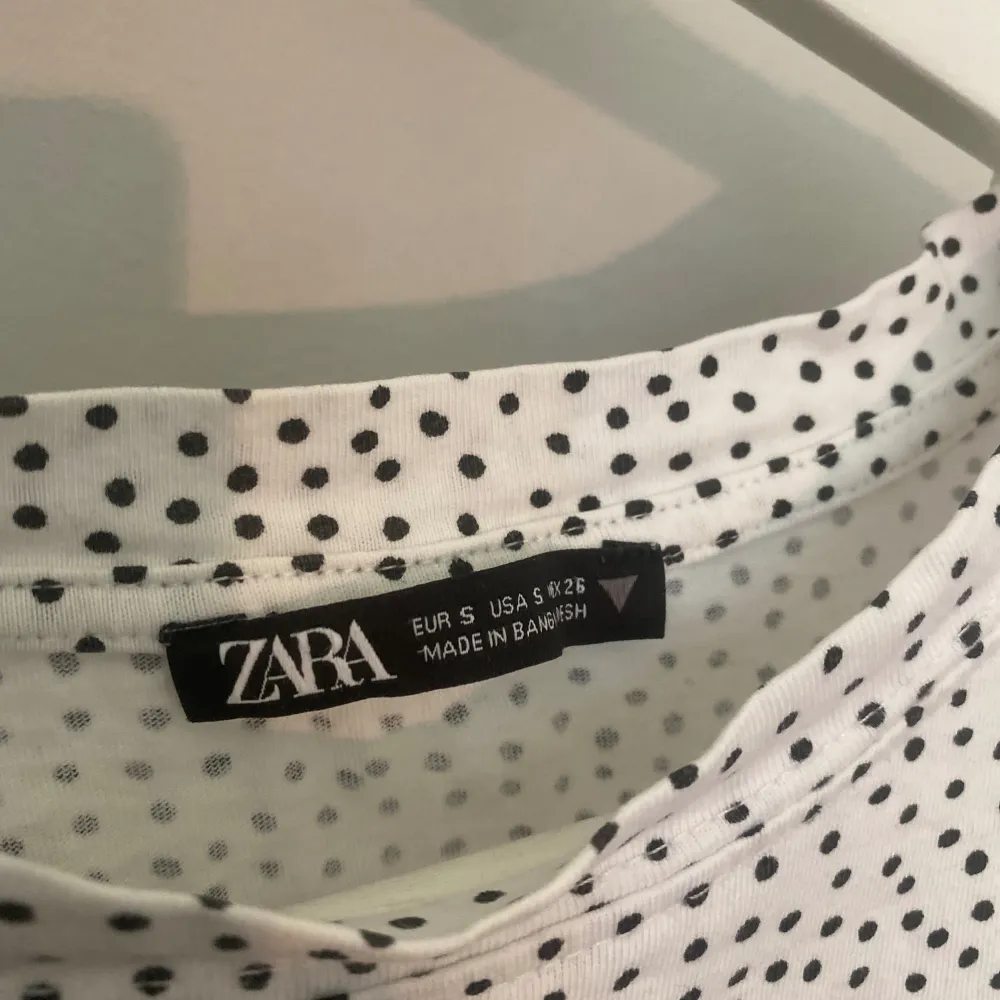 Säljer denna vita toppen med svarta prickar från Zara.. Blusar.