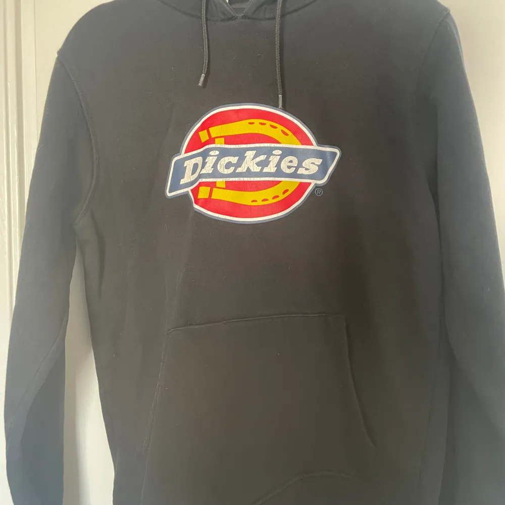 Säljer nu min Dickies hoodie från carling då den ej passa mig och inte är min stil, storlek M, pris diskuteras 😁. Hoodies.