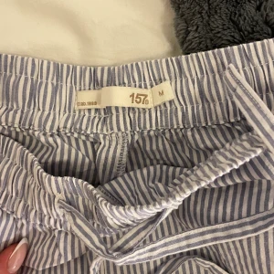 Pyjamasbyxor - Säljer dessa då dem är alldeles för korta för mig som är 176cm lång. Dem har används någon gång men är i gott skick. Perfekta till sommaren! ☀️