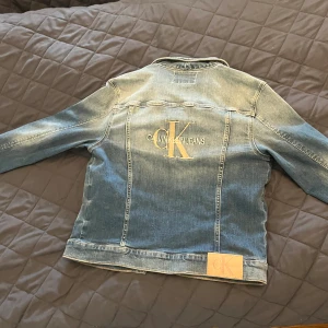 Till Sommaren  - Calvin Clein jeans Jacka nästan oanvänd skick 9/10 från 12 år pris kan diskuteras 