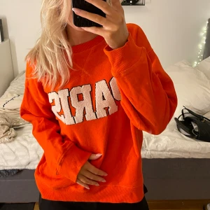 Sweatshirt - Så härlig orange färg! 🧡 kommer sällan till användning för mig dock :(