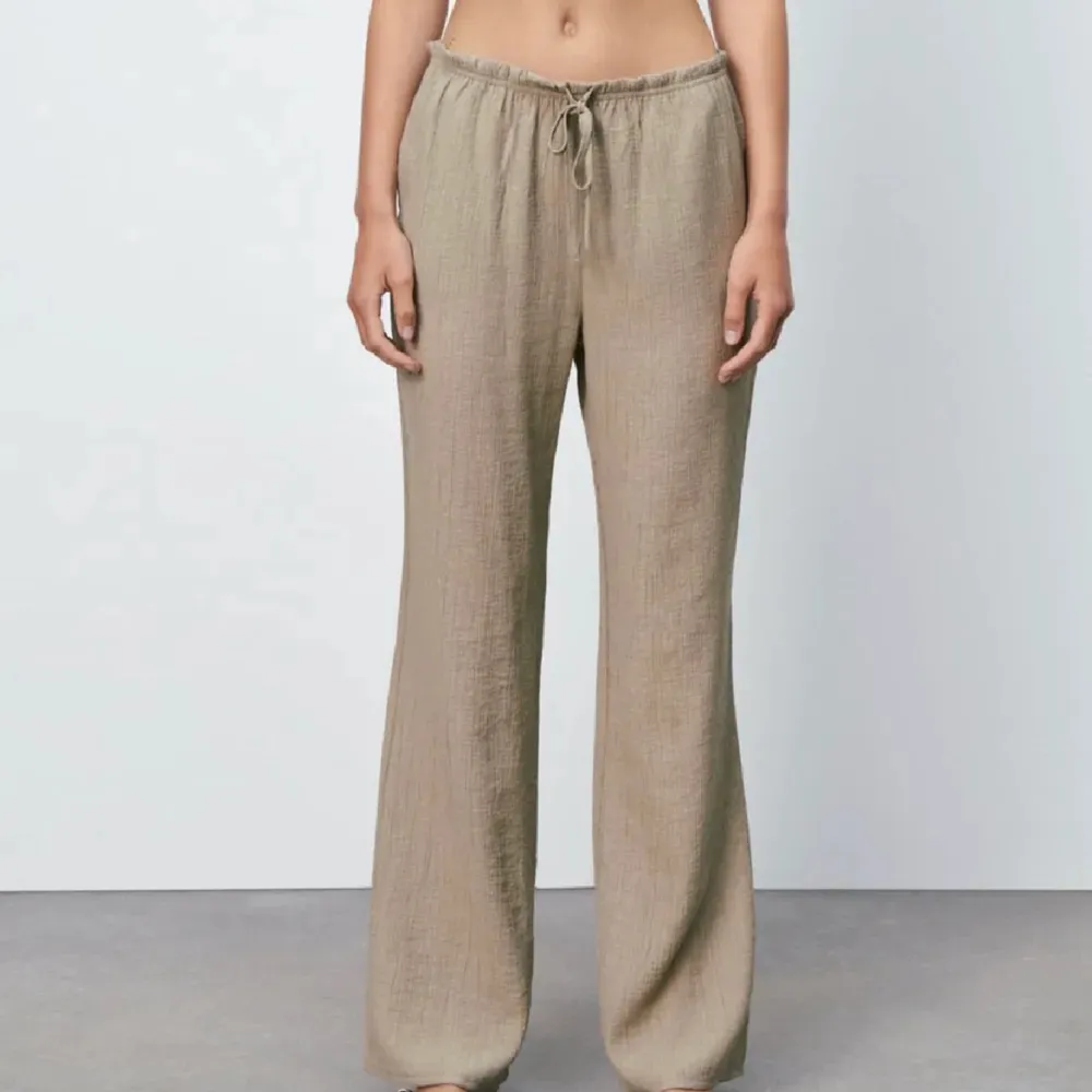 Trendiga byxor från Zara använda 1 gång, lite skrynkliga på bilden då de legat i garderoben. Jeans & Byxor.