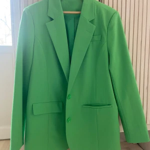 Grön kavaj NA-KD  - Grön kavaj från NA-KD i bra skick, använd en gång på en middag. Oversized.