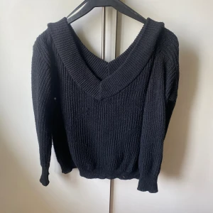 Stickad svart tröja - Använd fåtal gånger, tröjan är offshoulder i storlek s