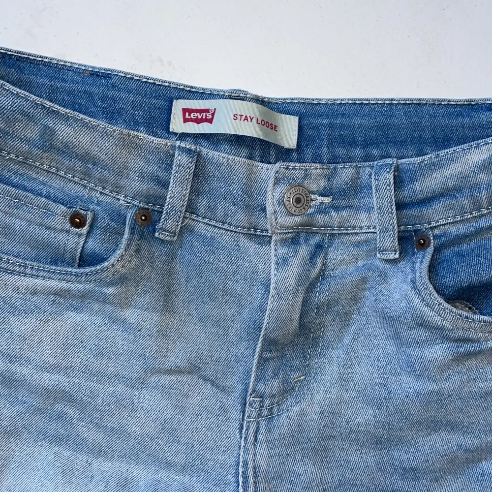 Säljer nu dessa Levis jeans som jag aldrig använt. Skick 10/10. Köpta för ca 1000kr. Jeans & Byxor.