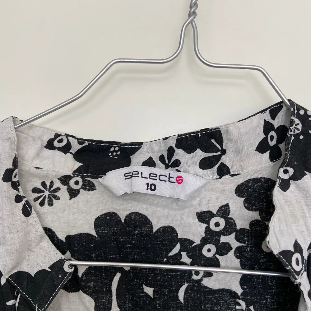 Jag säljer denna underbara blommiga blus med knytning i ryggen i storlek 10 (M, *justerbar storlek). Toppen är i mycket bra skick & har inga synliga defekter. Pris kan diskuteras. Lägg ett prisförslag eller köp direkt. Hmu om du har andra frågor.💞. Yläosat.