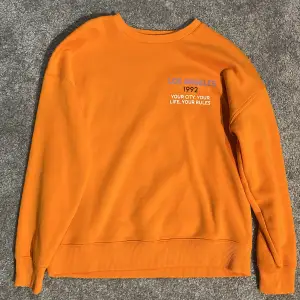 En orange tröja från New Yorker. Använd ca tre gånger. 